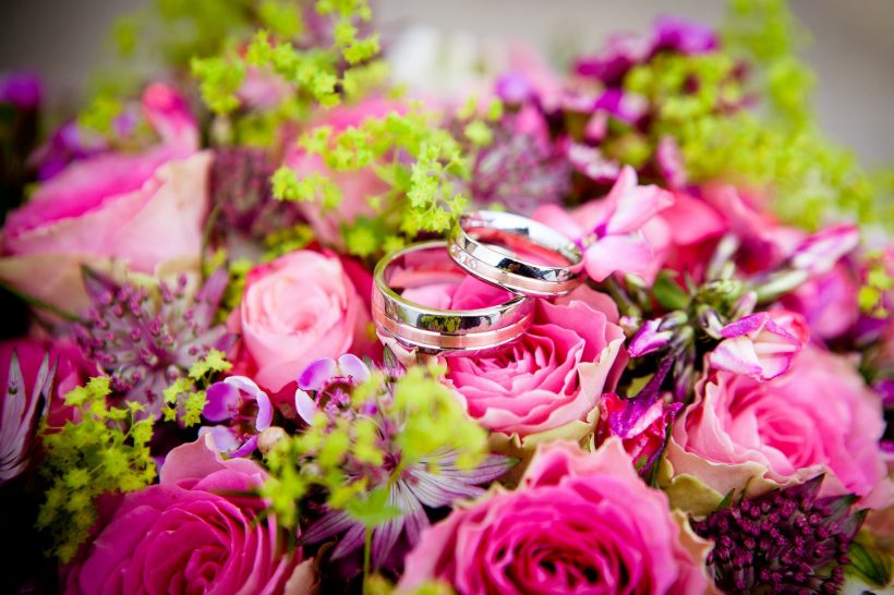 Hình ảnh nhẫn cưới và hoa cưới rực rỡ