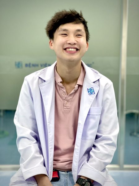 Hình ảnh nụ cười đẹp của bác sĩ trẻ nguyện đi vào tâm dịch