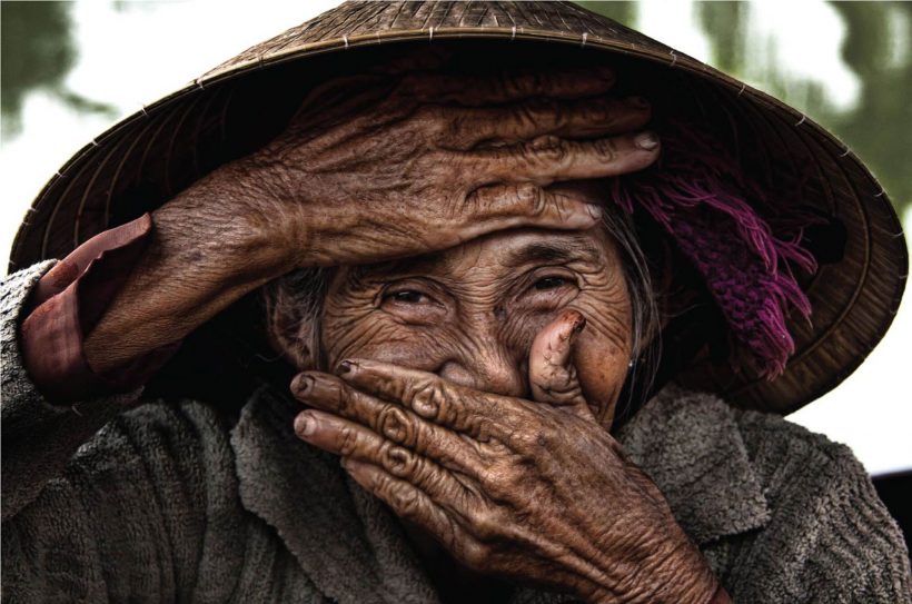 Hình ảnh nụ cười tiềm ẩn phúc hậu của cụ bà Việt Nam