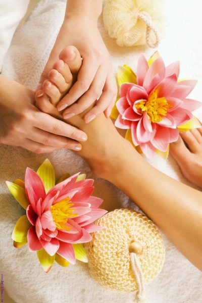 Hình ảnh spa đẹp nhất với hình ảnh chân đang được massage trong chậu hoa