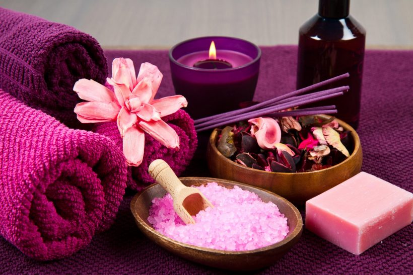 Hình ảnh spa đẹp nhất với khăn, muối tắm với màu tím chủ đạo