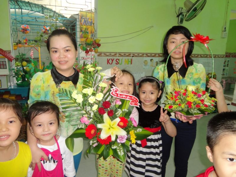 Hình ảnh thầy cô giáo được các con tặng hoa