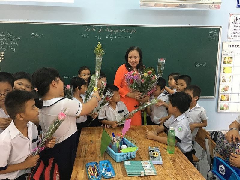 Hình ảnh thầy cô giáo và những bông hoa tươi thắm