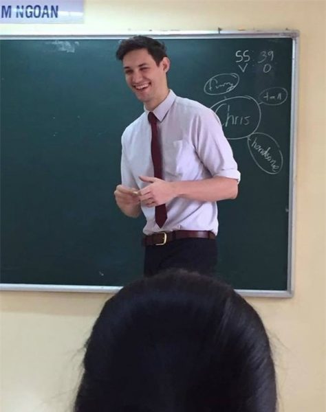 Hình ảnh thầy giáo cười tươi