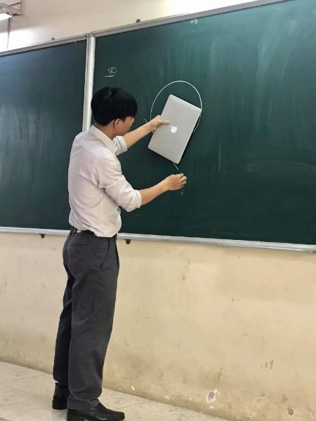 Hình ảnh thầy giáo đang vẽ hình