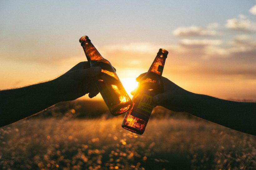Hình ảnh uống bia, uống rượu dưới ánh hoàng hôn