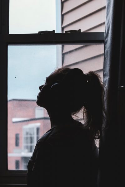 Hình ảnh xa nhà có cô gái nhìn ra ngoài cửa sổ