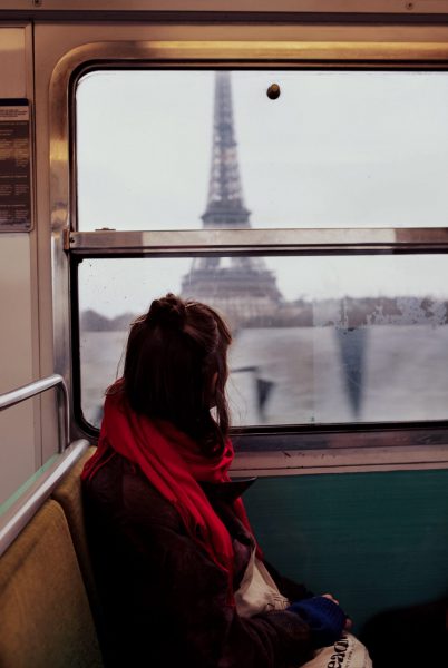 Hình ảnh xa quê của cô gái trên tàu lửa