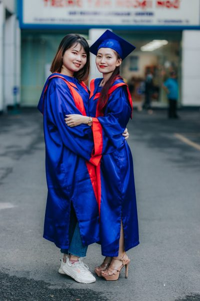 Hình ảnh xa trường của 2 cô gái mặc lễ phục tốt nghiệp