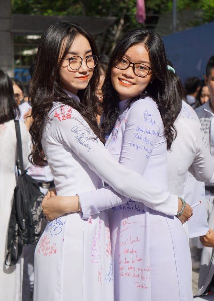 Hình ảnh xa trường của 2 nữ sinh mặc áo dài có ghi những dòng lưu bút