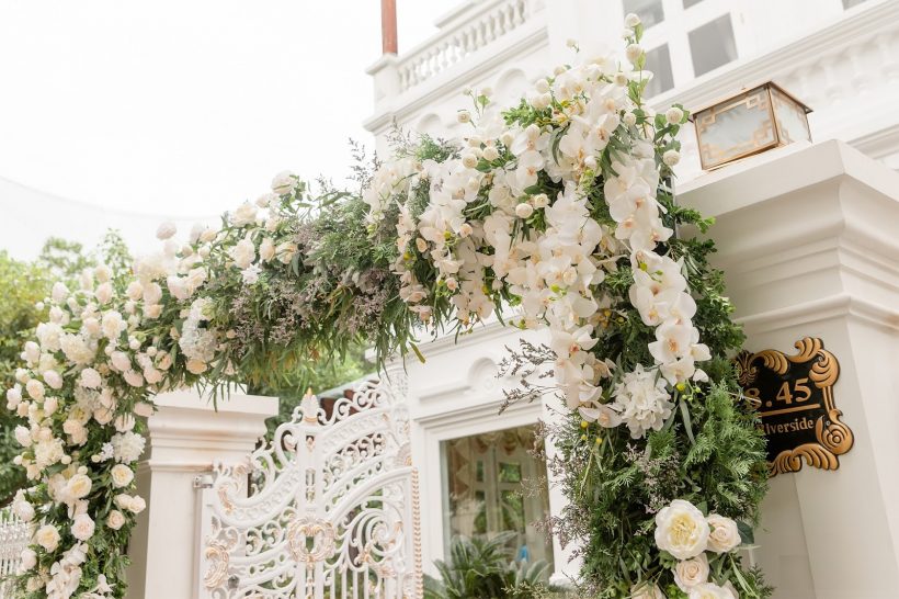 Mẫu cổng hoa cưới màu trắng
