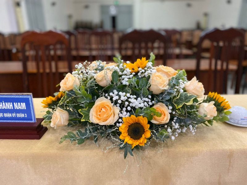 Mẫu hoa để bàn trong phòng họp