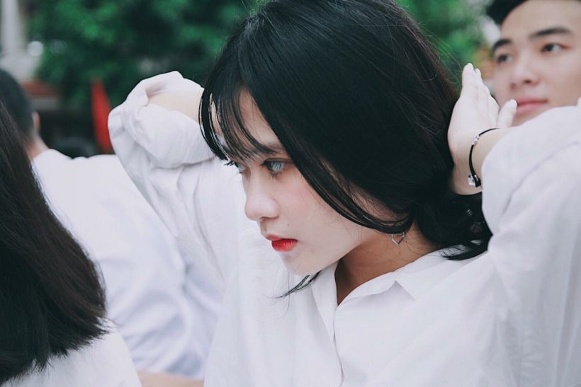 Hình ảnh góc nghiêng gây thương nhớ của cô gái